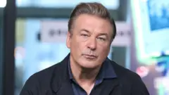 Alec Baldwin en una conferencia de prensa