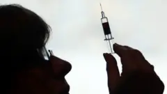 手拿注射器的護士側影