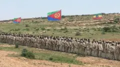 Abasirikare ba Eritrea bategereje ku murongo ku itariki ya 11 y’ukwezi kwa cyenda mu 2018 kugira ngo bambuke umupaka ngo bitabire umuhango, hamwe n’Abanya-Ethiopia, wo kongera gufungura imipaka ibiri yo ku butaka