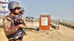 সোমবার টেকনাফের শাহপরীর দ্বীপ জেটিঘাট এলাকায় বিজিবির সতর্ক পাহারা