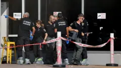 Un contingente de la policía israelí fotografiado en el lugar de un atentado en Beersheba, sur de Israel, el 6 de octubre.