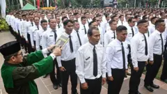 Sejumlah Pegawai Pemerintah dengan Perjanjian Kerja (PPPK) mengikuti Pelantikan dan Pengambilan Sumpah PPPK di Balai Kota DKI Jakarta, Kamis (21/8/2025).