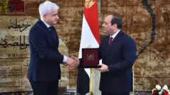 السيسي يتسلم وسام من ألمانيا