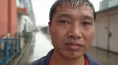 在江蘇張家港的一座外貿工廠裏，原來的忙碌景象不再。空曠的廠房只剩屈指可數的員工，大樓一半部分都處於黑暗之中。儘管如此，留守工人的工資仍減少了一半。