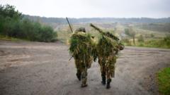 Zwei deutsche Soldaten bei Manövern.