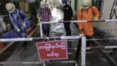 ပိုးတွေ့လူနာတစ်ဦး နေထိုင်ရာ ရပ်ကွက်က လမ်းကို တားမြစ်ပိတ်ပင်ထားစဉ်
