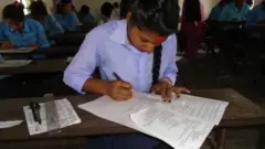 परीक्षा दिँदै विद्यार्थी