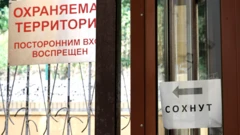 Указатель у здания Сохнут" в Большом Спасоглинищевском переулке, Москва