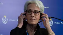 La secrétaire d'État adjointe américaine Wendy Sherman lors d'une conférence de presse après une rencontre avec le président uruguayen en 2021