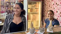 Aray y su mamá, Dayalín Torres, en su heladería "Araice".