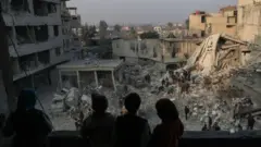 Dawladda Soomaaliya ayaa ku dhawaaqday markii u horeysay in ay soo celinayso xaasaskii iyo ciyaalkii ay ka dhinteen dagalamayaashii ISIS.