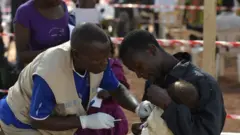 Onye ọrụ ahụike na-agba nwatakịrị ọgwụ mgbochi ọrịa 'Pneumonia'.