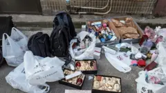 香港上水的水貨客在路邊整理的水貨物品