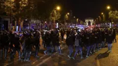 फ्रांस की सड़कों पर मौजूद पुलिस