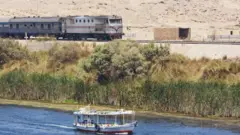 قطار يسافر على ضفاف النيل بين أصوان وإدفو