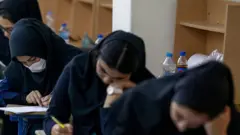 چرا کنکور در ایران همزمان با بالاگرفتن کرونا برگزار می‌شود؟