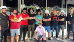 Мужчины охраняют ресторан