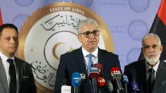 Libya Ulusal Mutabakat Hükümeti İçişleri Bakanı Fathi Başağa (ortada)