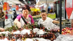目前，服務消費（餐飲、影院等）一直是經濟復蘇的推動力，但還沒有完全擴展到其他消費領域（零售、房產、汽車等）。