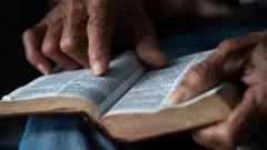 Bíblia nas mãos de uma pessoa negra