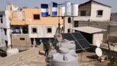 Ливанлик Муҳаммад Сабсабий қайта ишланган материаллардан ясаган шамол парраги 6 хонадонни электр билан таъминлаяпти.