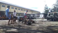 Anak-anak bermain di sekitar puing sisa kerusuhan Wamena