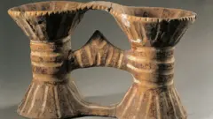 Vas ganda yang ditemukan dari peradaban Cucuteni-Trypillia dicat dan diukir.