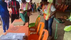 Ndị ọrụ Inec na-ahazị ebe aga-eme ntuliaka n'Anambra 8.21am