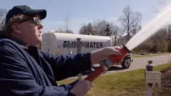 Michael Moore em cena de filme