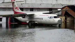 কলাকাতায় আম্পানে বেহাল এক বিমান।