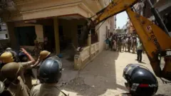 घर भत्काइँदै