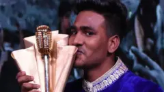 ટ્રૉફી સાથે સની