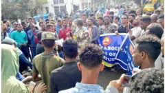 ሰልፍኞቹ ከፖሊሶች ጋር ሲነጋገሩ