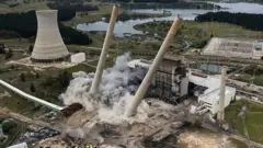 175m 높이의 굴뚝 두 개가 한순간에 무너졌다.