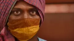 માસ્ક પહેરેલો પુરુષ