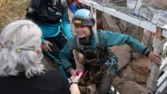 Beatriz Flamini saliendo de la cueva.