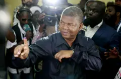 Di People's Movement for the Liberation of Angola) presidential candidate Joao Lourenco dey show im ink finger after im votie inside Luanda for August 23, 2017 when di general election hold.