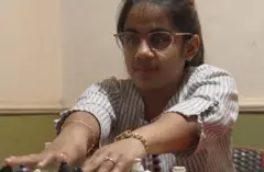 ਖਿਡਾਰਨੀ ਸ਼ਤਰੰਜ ਖੇਡਦੀ ਹੋਈ