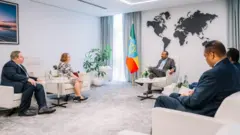 Marii MM Abiya qondaaltoota US waliin taasisan