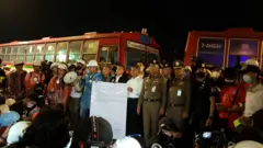 ผู้ชุมนุมแสดงเชิงสัญลักษณ์ยื่นจดหมายลาออกของนายกฯ