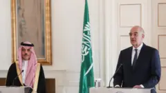 Prens Faysan Bin Ferhan ve Nikos Dendias