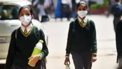 स्कूल जाते हुए बच्चे
