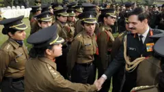 সাবেক সেনাপ্রধানের সঙ্গে সেনাবাহিনীর নারী অফিসাররা (ফাইল চিত্র)