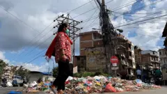 काठमाणडू जस्तै ललितपुरमा पनि फोहोर के गर्ने भनेर विकराल अवस्था आईरहेको ललितपुर महानगरपपालिकाका मेयर चिरीबाबु महर्जनले बताएका छन्। ललितपुरले कसरी व्यवस्थापन गरिरहेको छ? एक भिडिओ।