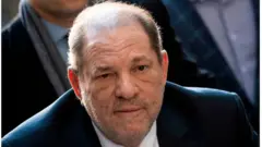 Harvey Weinstein arrivant à la Cour pénale de Manhattan, le 24 février 2020 à New York.