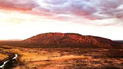 Rocha gigante no meio do deserto