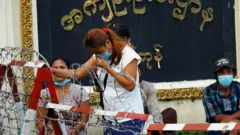 အောက်တိုဘာ ၁၈ ရက် နေ့က လွတ်ငြိမ်းသက်သာ အမိန့် ထုတ်ပြန်ကြေငြာလိုက်ပြီးနောက် ရန်ကုန်မြို့ အင်းစိန်ထောင်ရှေ့တွင် လာရောက်စောင့်ကြိုသူ တစ်ဦး