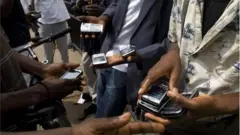Awọn eeyan to gbe ẹrọ ibaraẹnisọrọ lọwọ