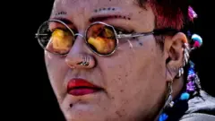 Mujer mira a la cámara