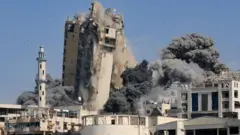 Torre na Cidade de Gaza desaba após ser atingida por míssil israelense